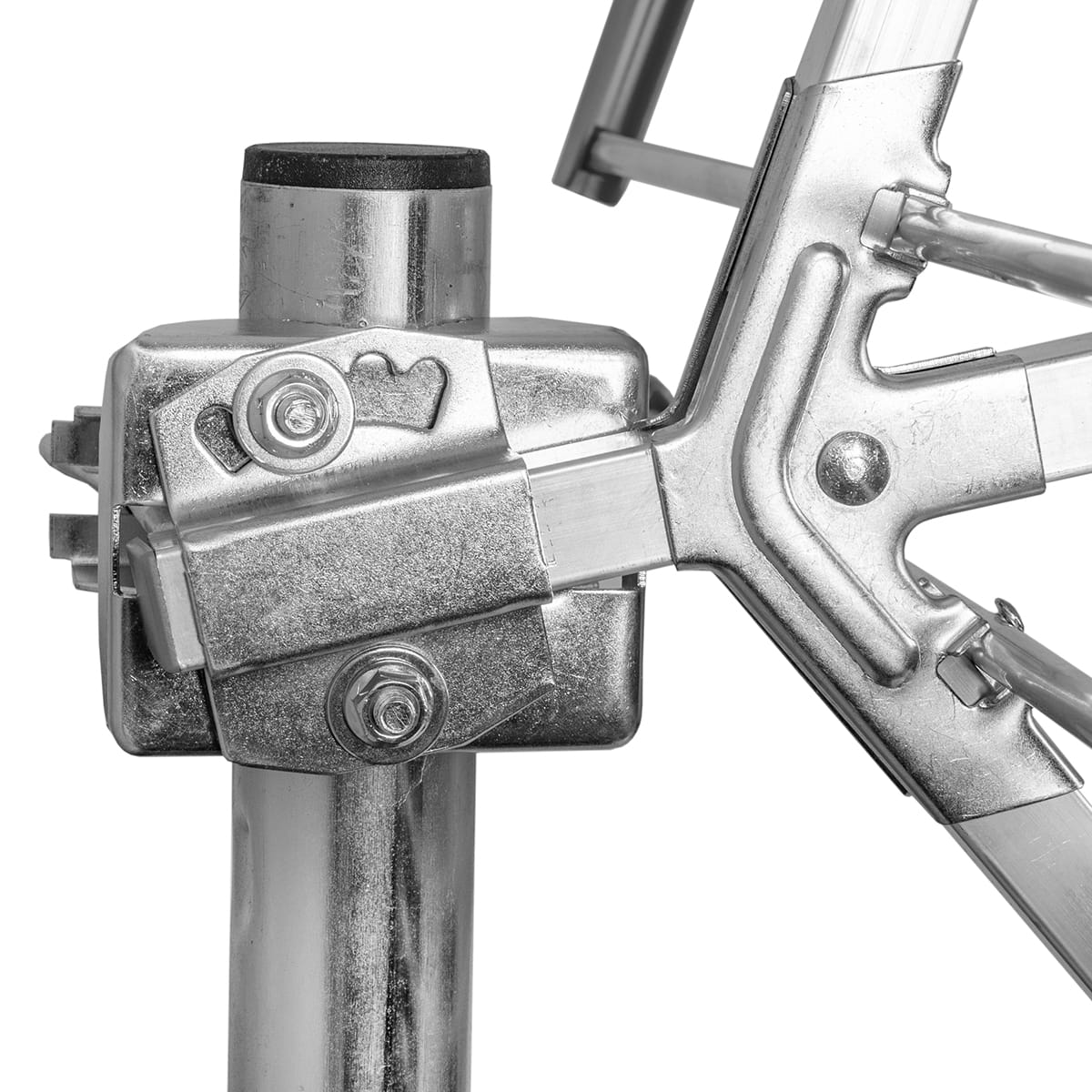 Zbliżenie uchwytu montażowego anteny TV na słupie.