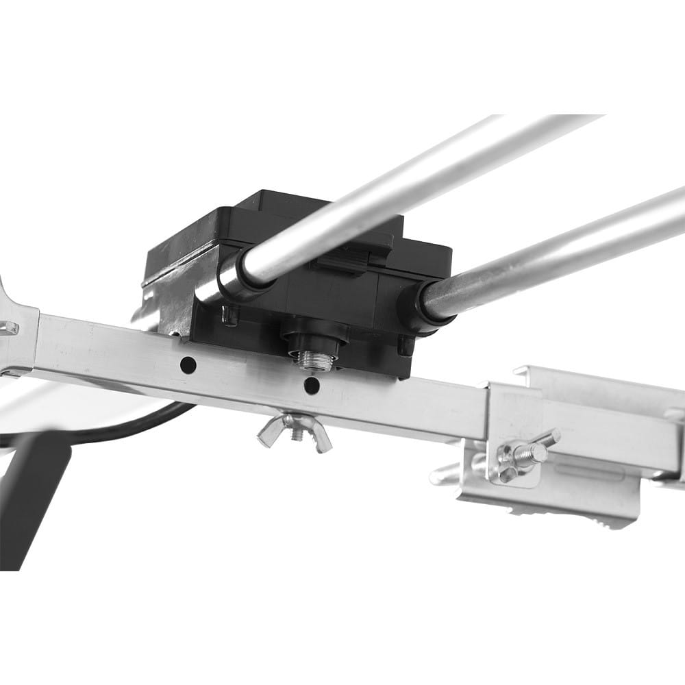 Zbliżenie podstawy anteny. Widoczne są srebrne elementy metalowe i czarne plastikowe.