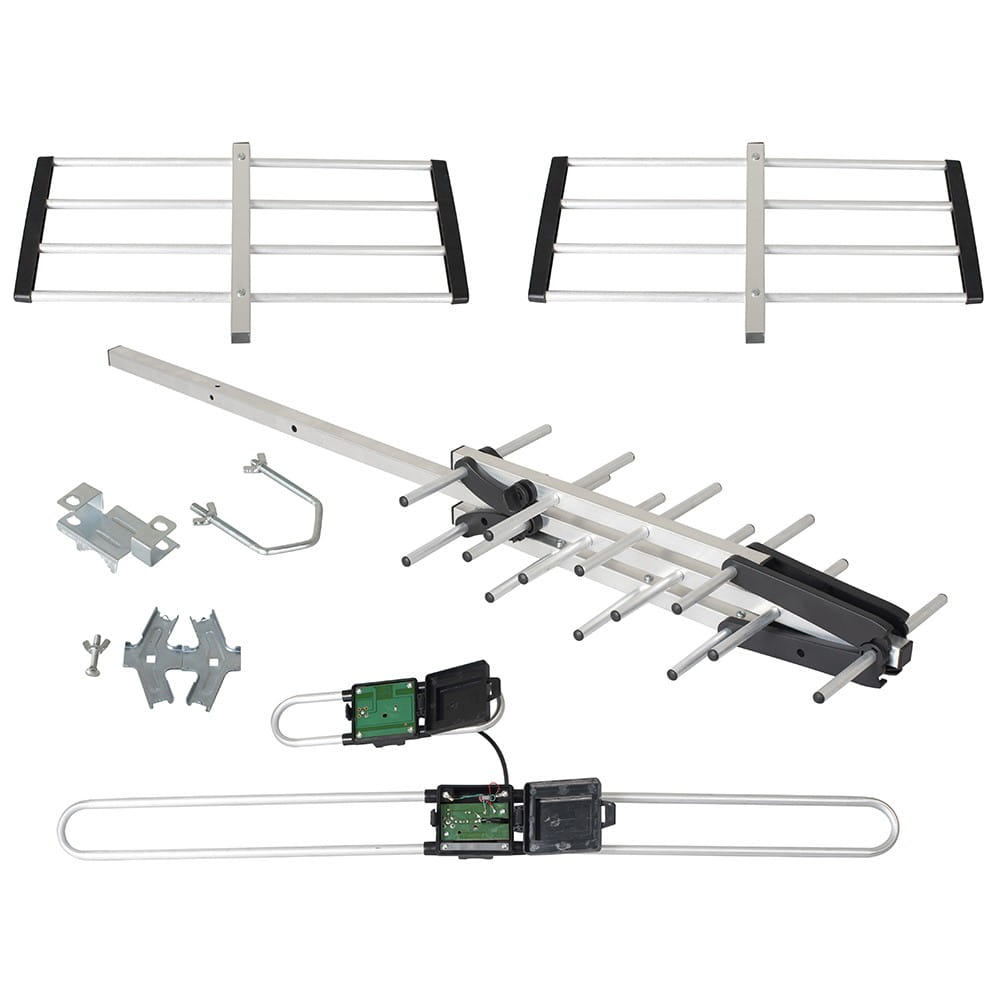 Wyłożono różne elementy anteny TV, w tym metalowe pręty, plastikowe części i złącza.