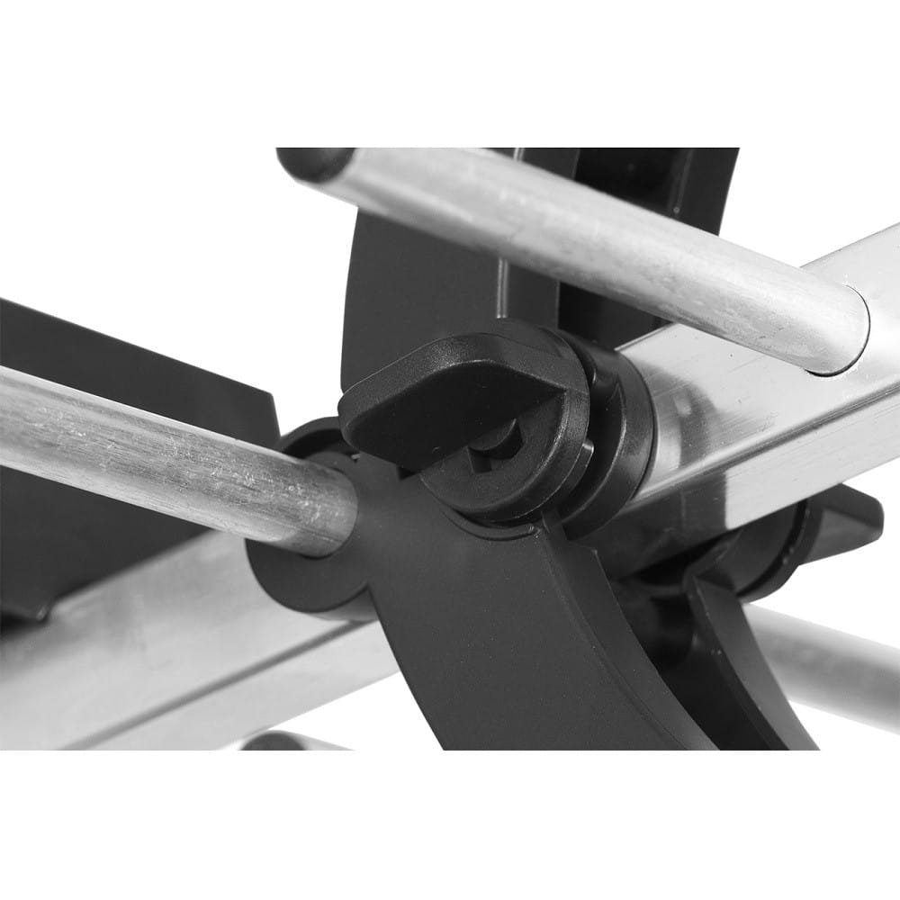 Zbliżenie elementu anteny TV. Widoczne srebrne metalowe pręty i czarne plastikowe części.