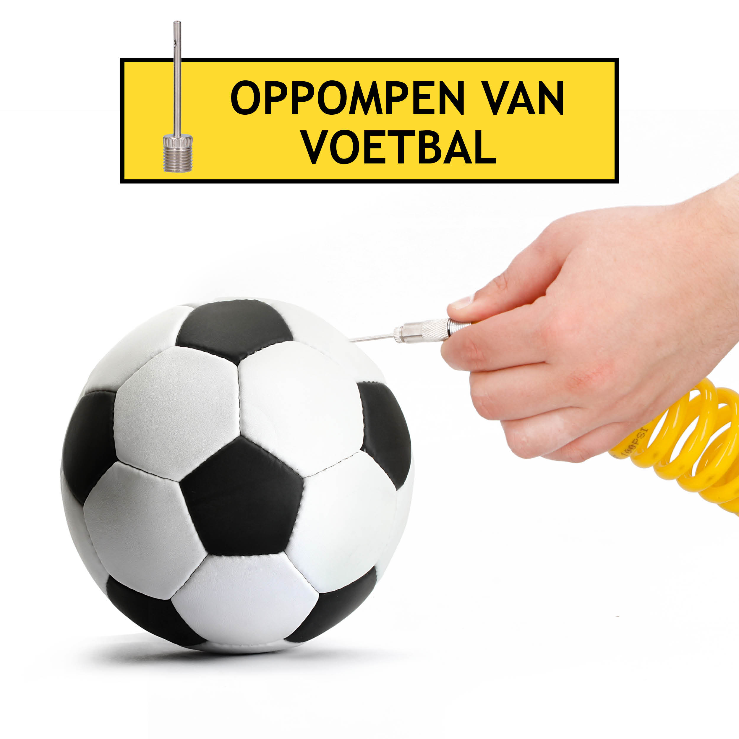 Une personne gonfle un ballon de foot avec une pompe. Le ballon est noir et blanc.