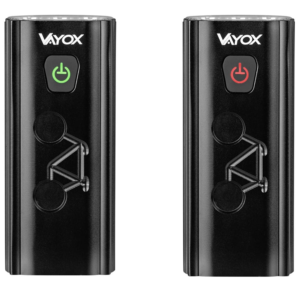 Dwa czarne światła rowerowe, jedno z zielonym przyciskiem zasilania, drugie z czerwonym.