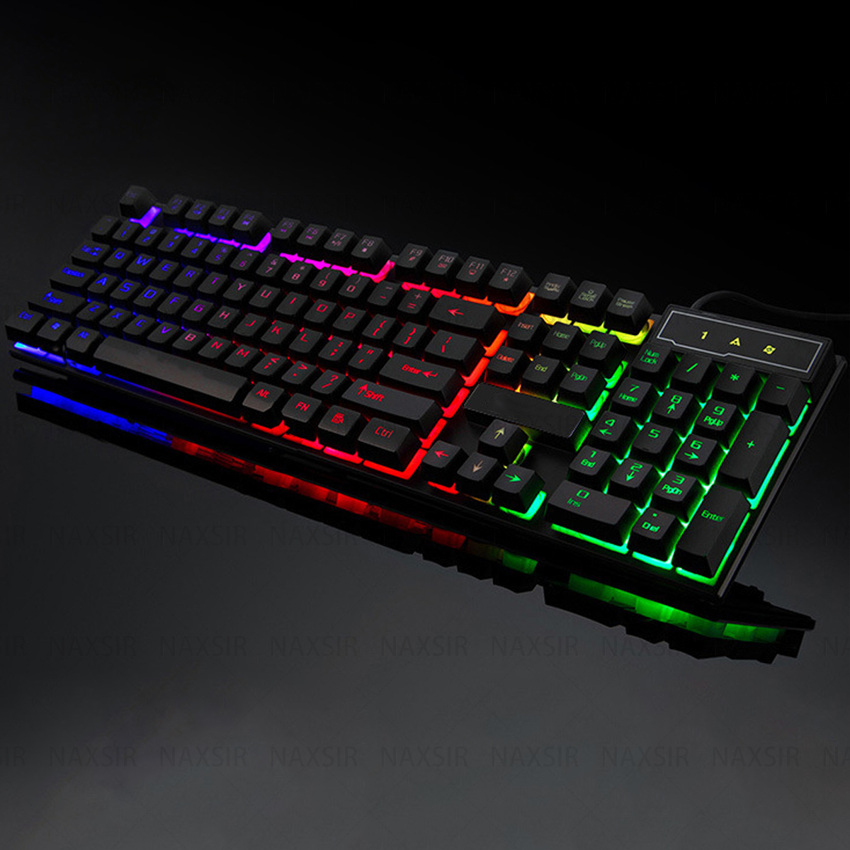 Eine schwarze Gaming-Tastatur mit regenbogenfarbigen Tasten, auf schwarzem Untergrund.