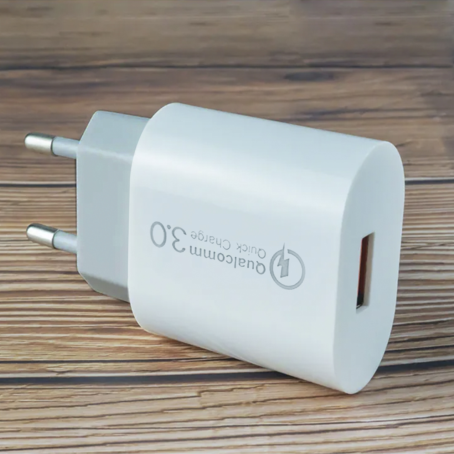 Caricatore bianco con spina grigia, con il logo Qualcomm Quick Charge 3.0.
