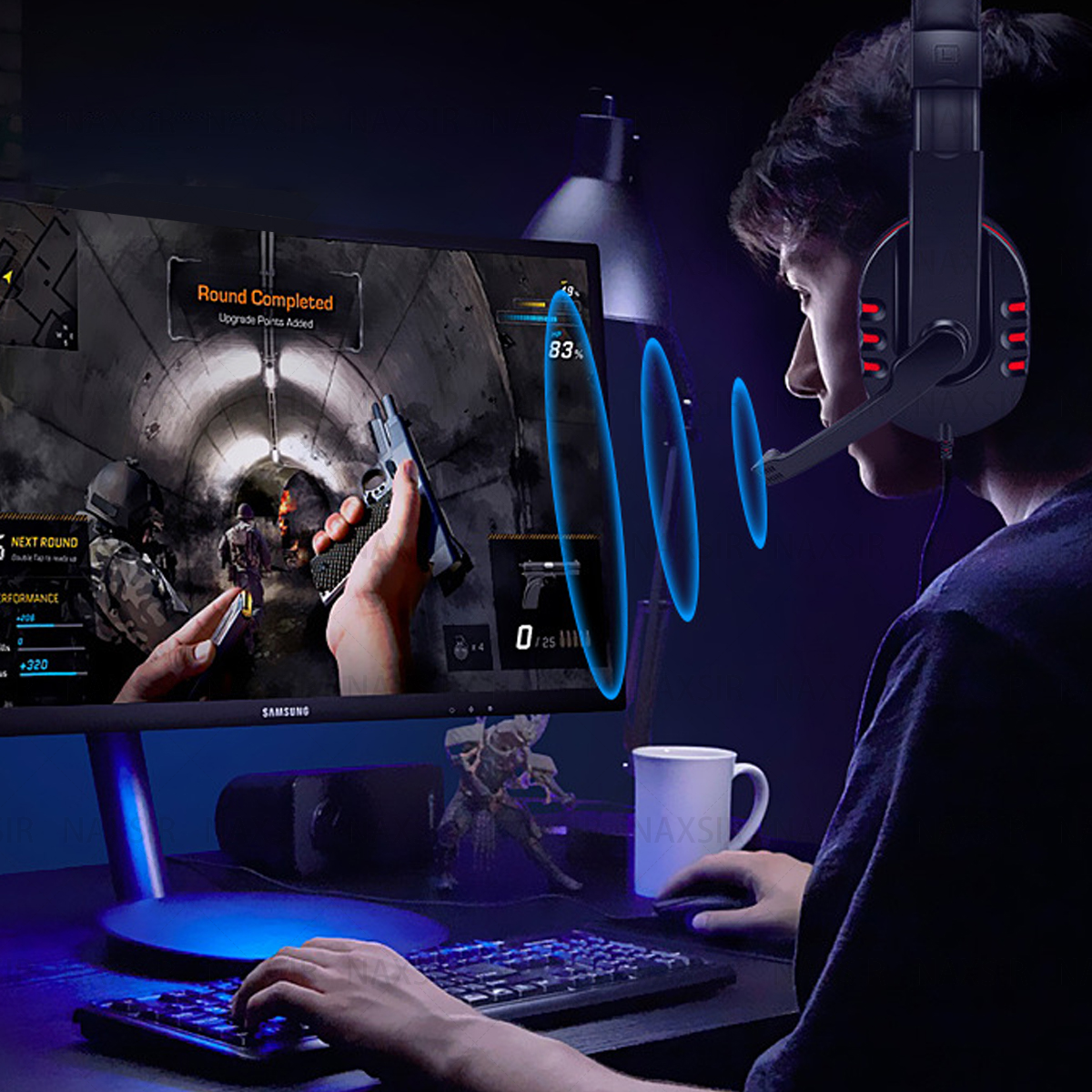 Spieler mit Headset spielt am Computer. Der Spielbildschirm zeigt Action. Blaue Schallwellen werden visualisiert.
