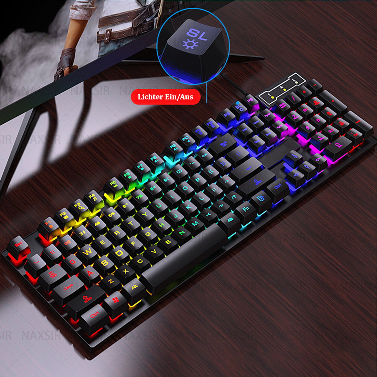 Schwarze Tastatur mit RGB-Lichtern, einer hervorgehobenen Taste und einem Holzuntergrund.