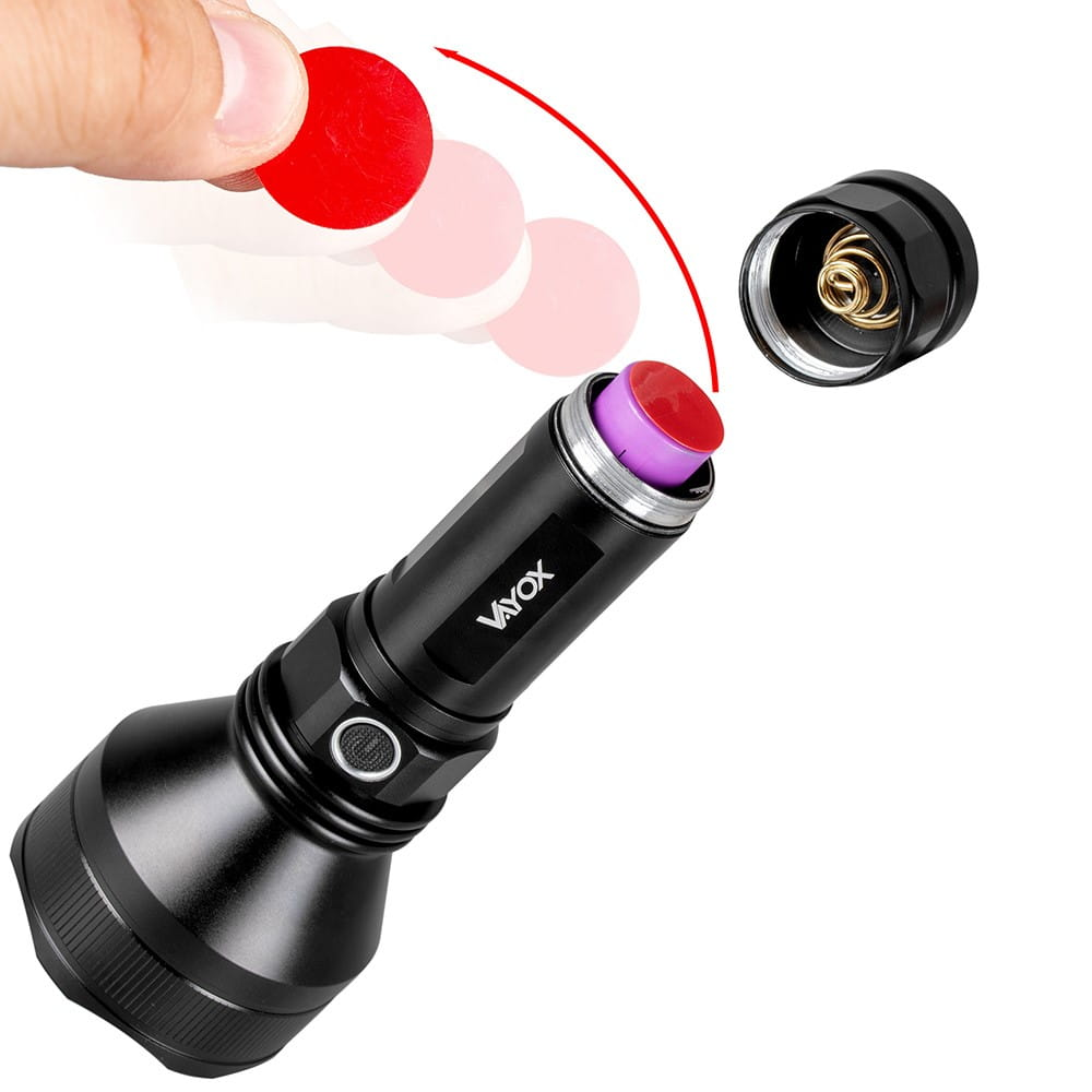 Latarka jest otwierana, aby pokazać baterię. Czerwone kółko jest usuwane z baterii.