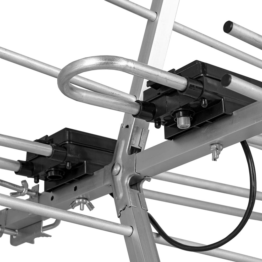 Zbliżenie anteny TV pokazujące metalowe elementy, złącza i czarną skrzynkę.