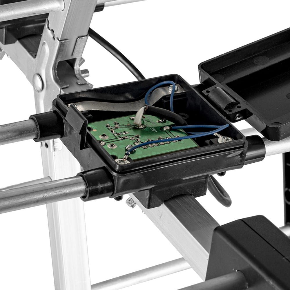 Zbliżenie skrzynki obwodu anteny z przewodami i płytką obwodu.