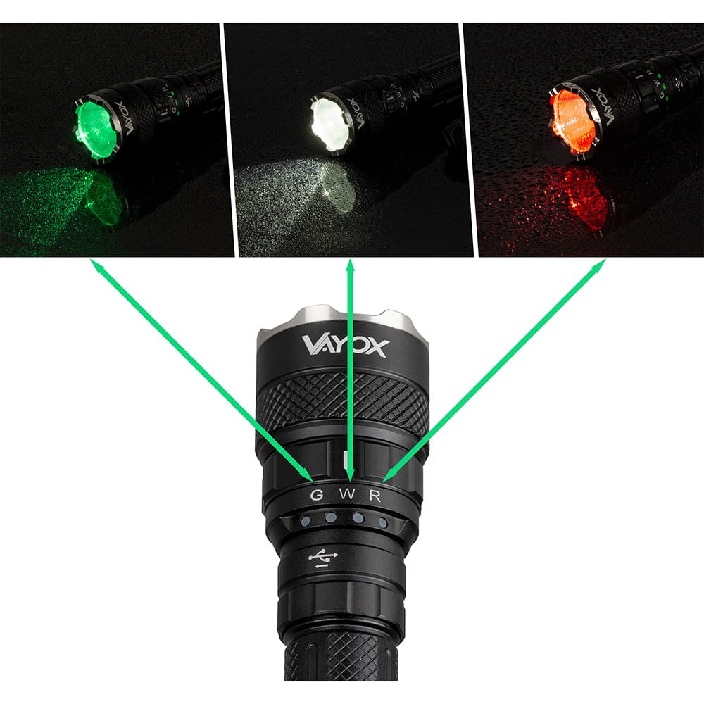 Czarna latarka z trzema wiązkami: zieloną, białą i czerwoną, na białym tle.