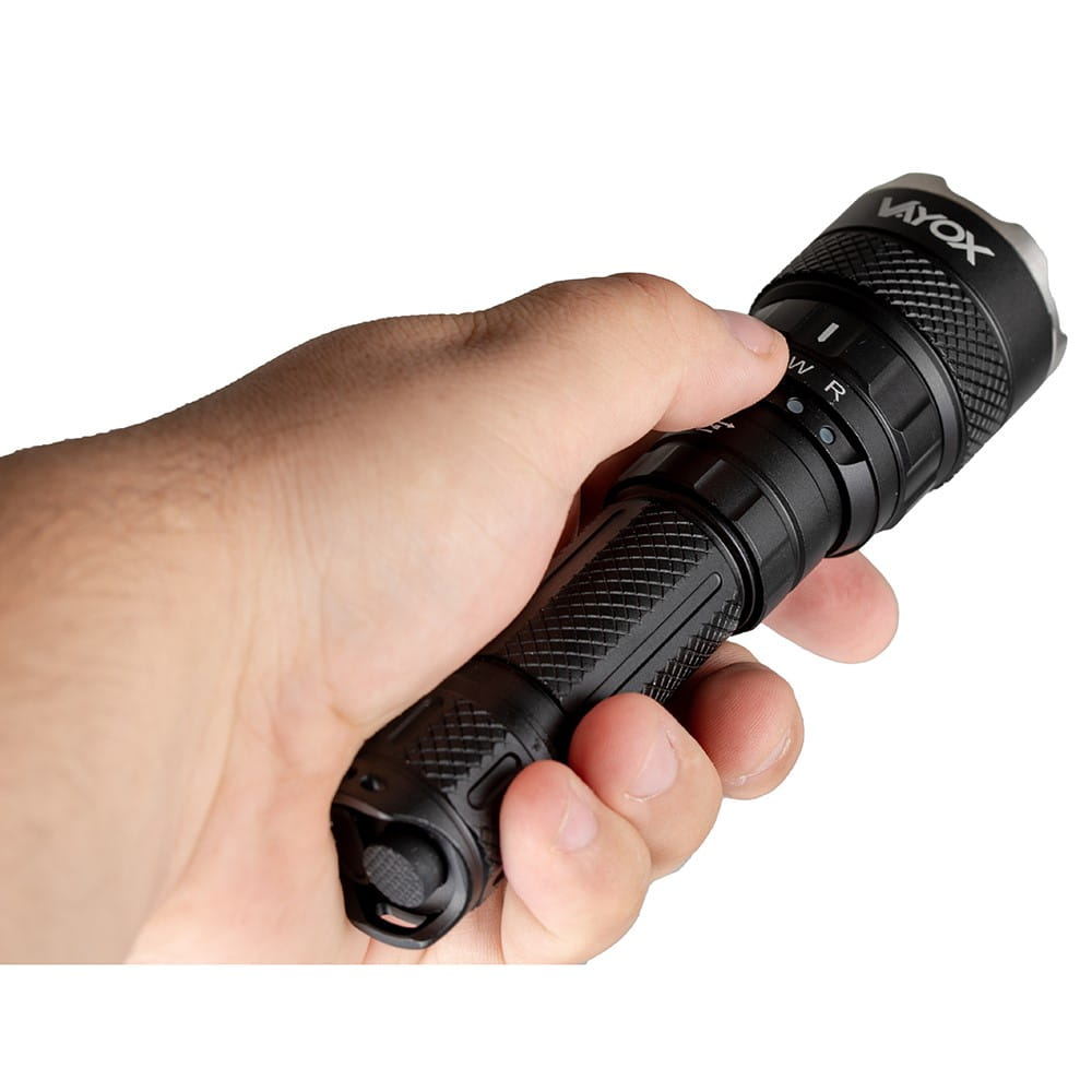 Dłoń trzymająca czarną latarkę z obrotową ramką.
