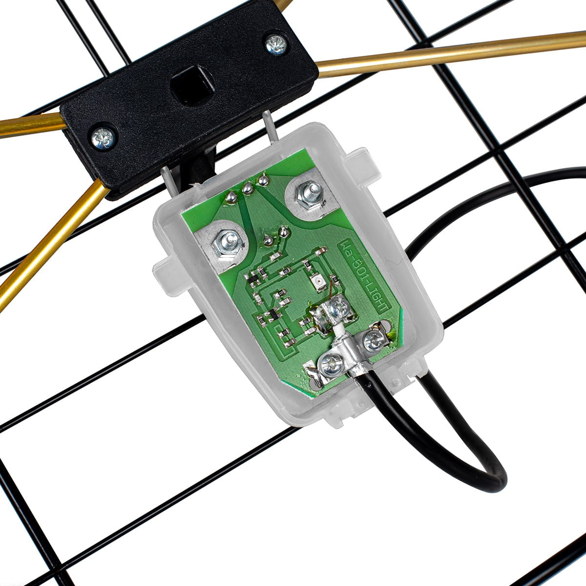 Zbliżenie złącza anteny TV. Złoty i czarny.