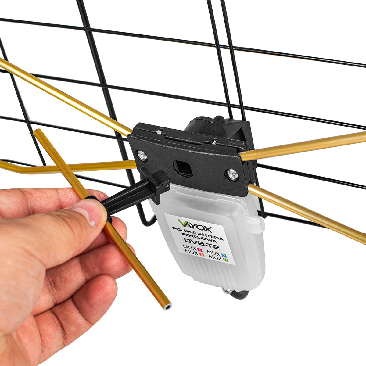 Ręka trzyma element anteny. Antena jest czarna, ze złotymi elementami i białą etykietą.