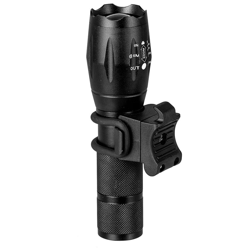 Czarna latarka z czarnym uchwytem. Białe tło. Ujęcie z bliska.