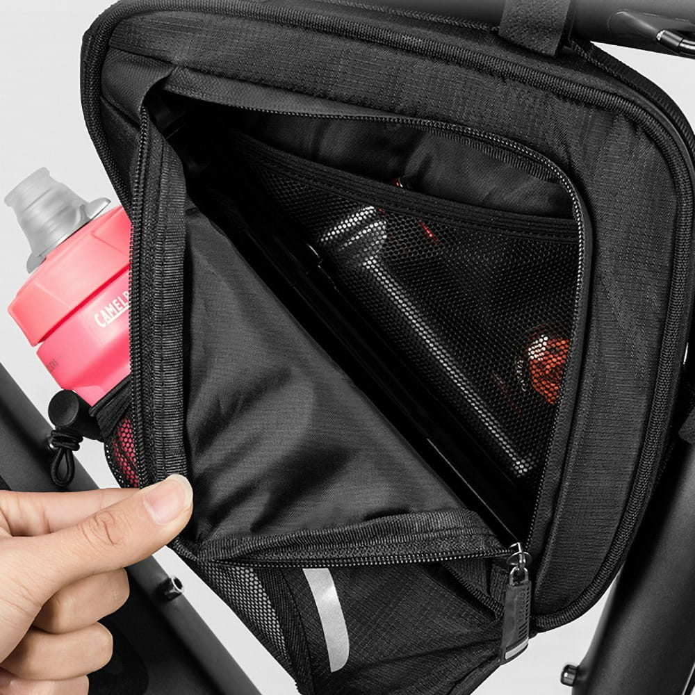 Czarna torba rowerowa, otwarta, pokazująca butelkę z wodą i inne przedmioty w środku.