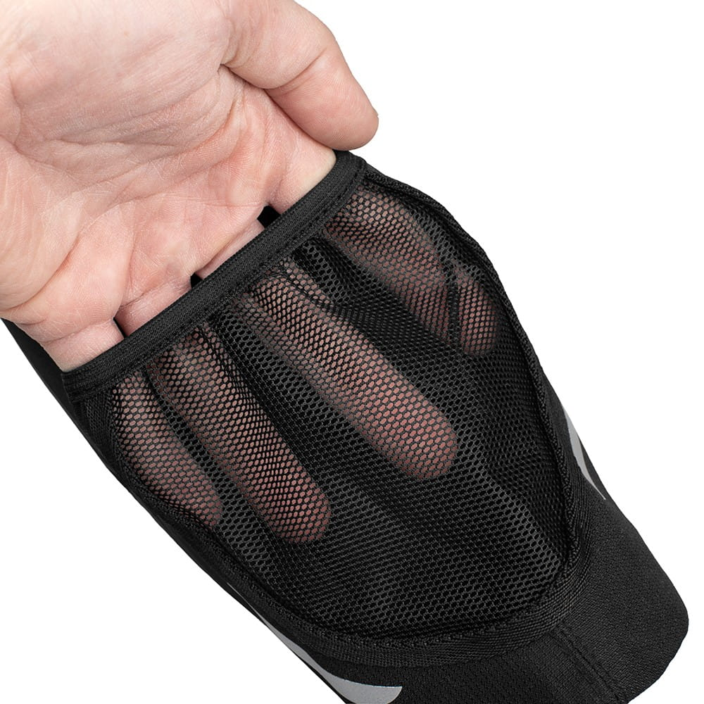 Dłoń trzyma czarną kieszeń z siatki. Siatka umożliwia widoczność.