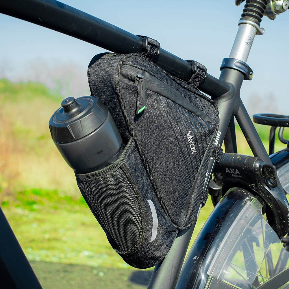 Czarna torba rowerowa z bidonem, zamontowana na ramie roweru.