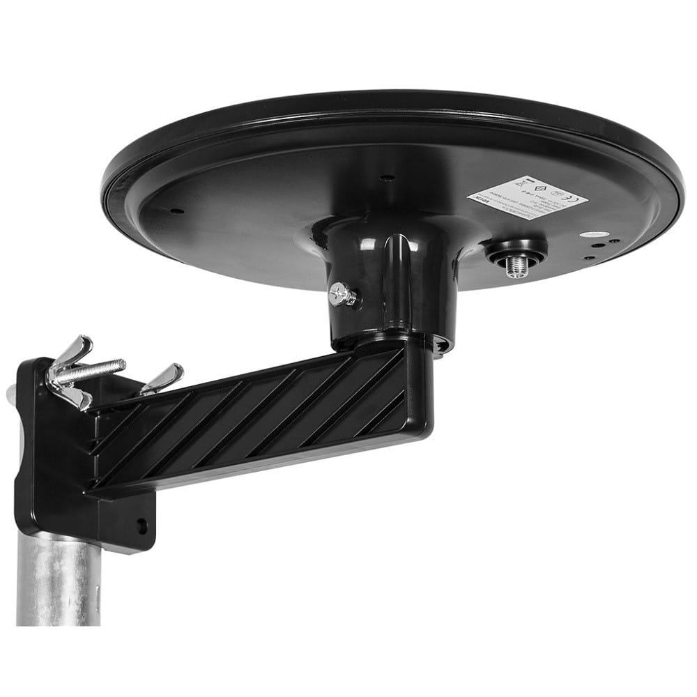 Czarna antena zamontowana na metalowym słupie, zbliżenie.