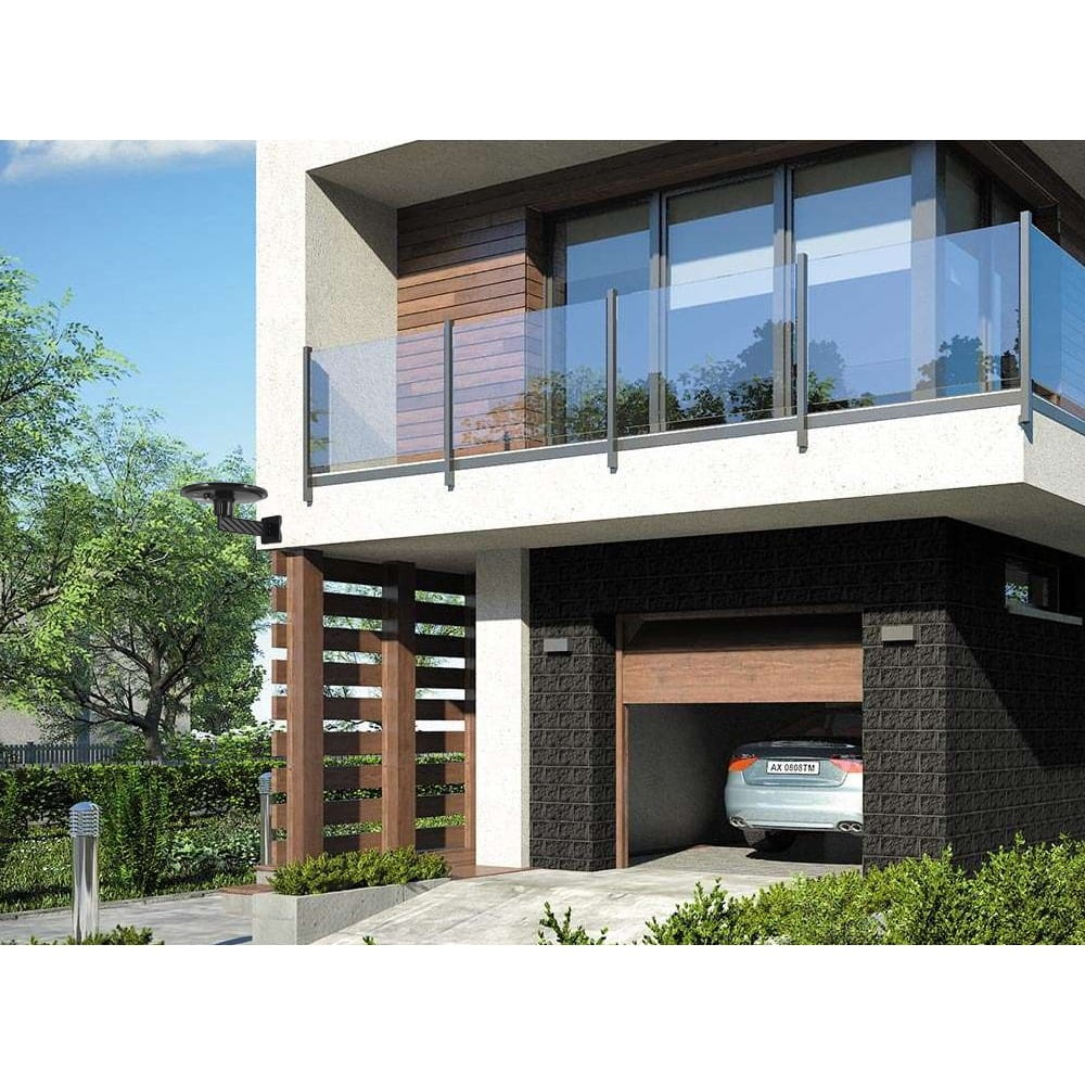 Nowoczesny dom z garażem, samochodem w środku, szklanym balkonem i otwartą bramą.