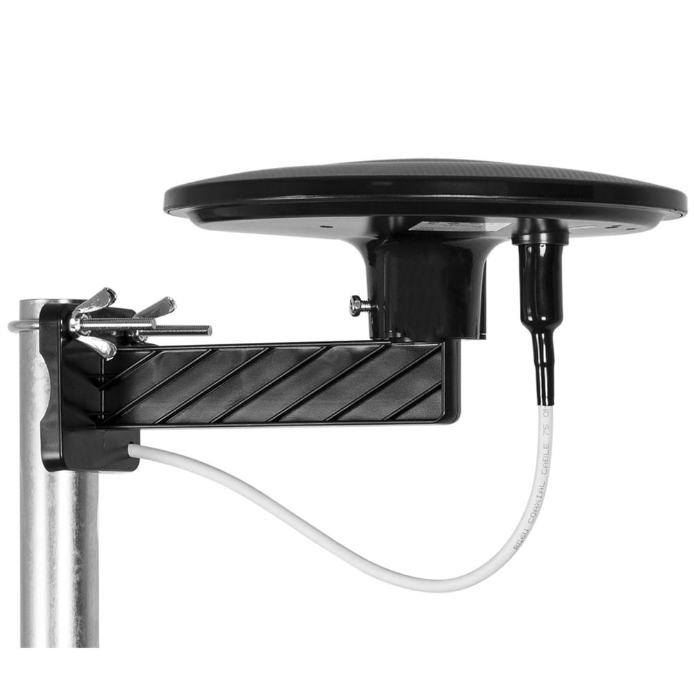 Antena zamontowana na metalowym słupie, z białym kablem i czarnym uchwytem.