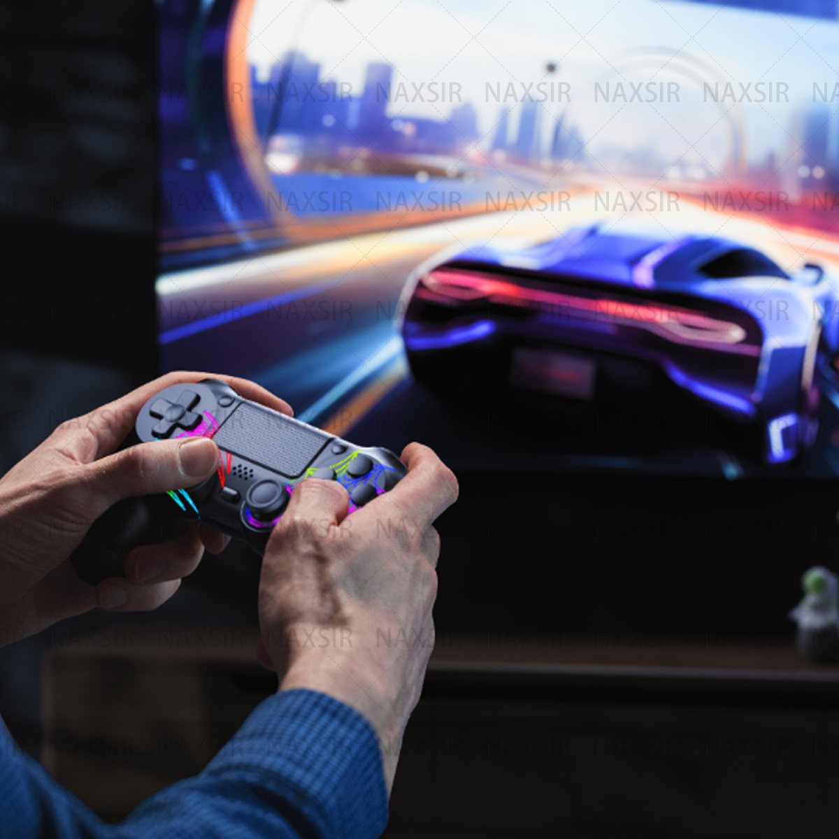 Una persona tiene in mano un controller di gioco, gioca a un gioco su una TV. Il gioco è un gioco di corse automobilistiche.
