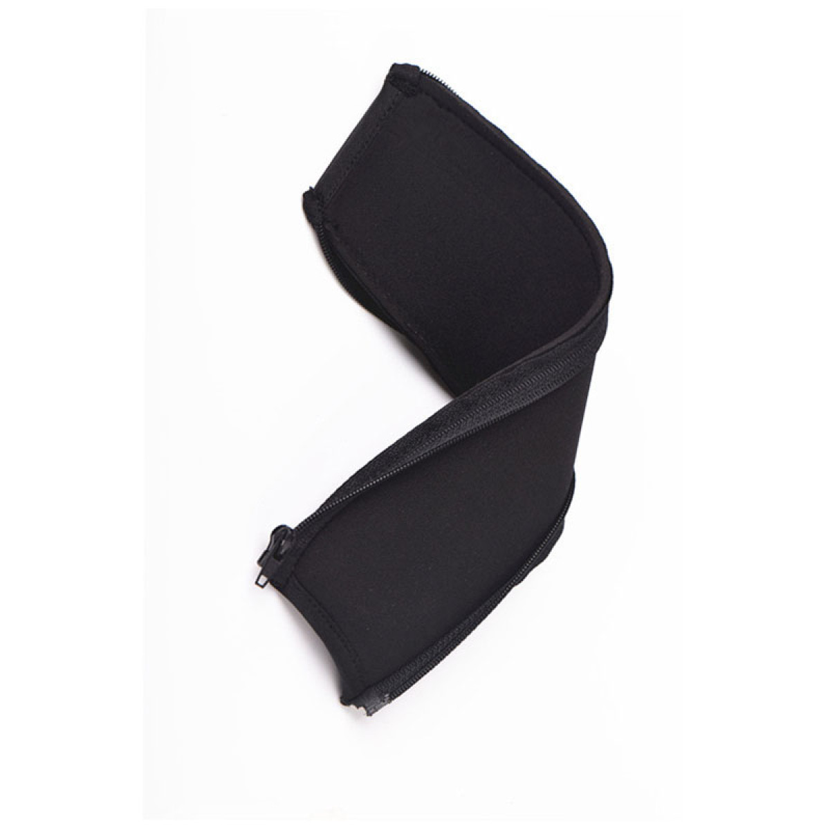 Un pezzo di schiuma nero curvo con una cerniera, su sfondo bianco.