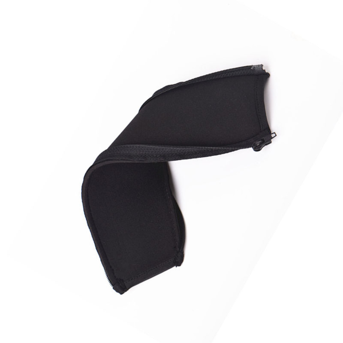 Manicotto nero in neoprene con cerniera. La cerniera corre lungo il bordo superiore, aperta.