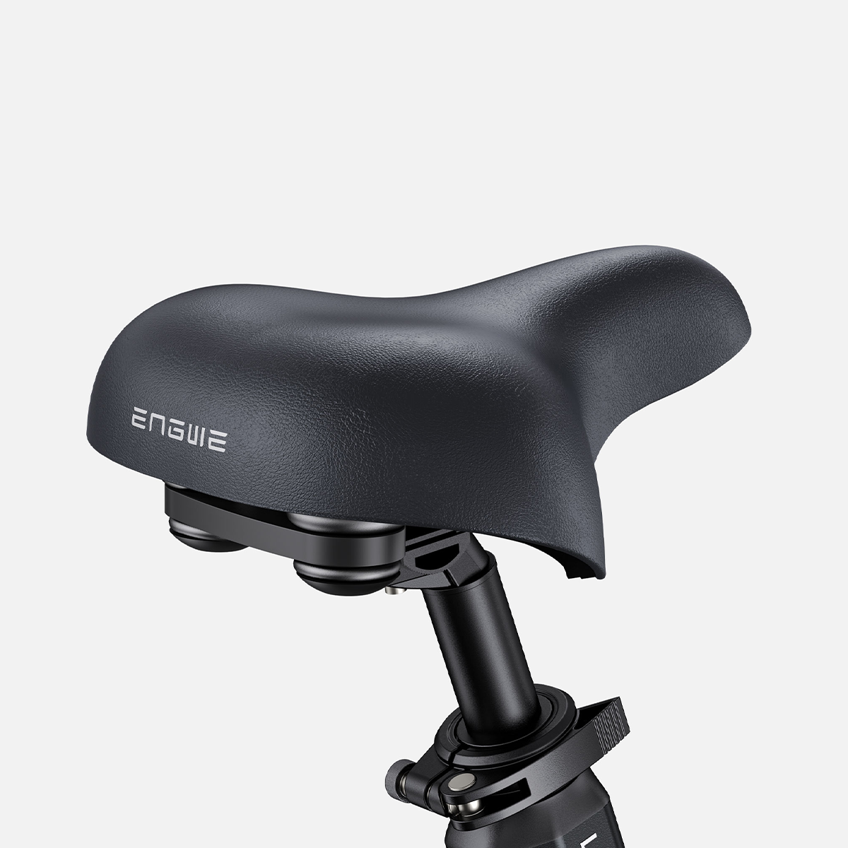 Zbliżenie czarnego siodełka rowerowego z widoczną nazwą marki 'ENGUIE'.