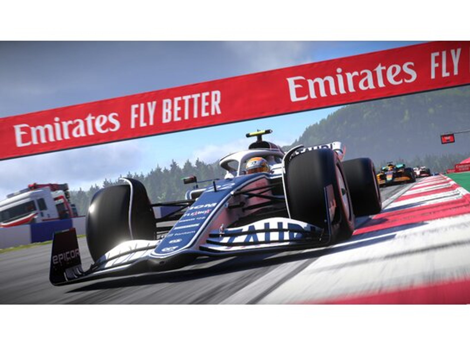 Auto da corsa su una pista con uno striscione Emirates Fly Better sullo sfondo.