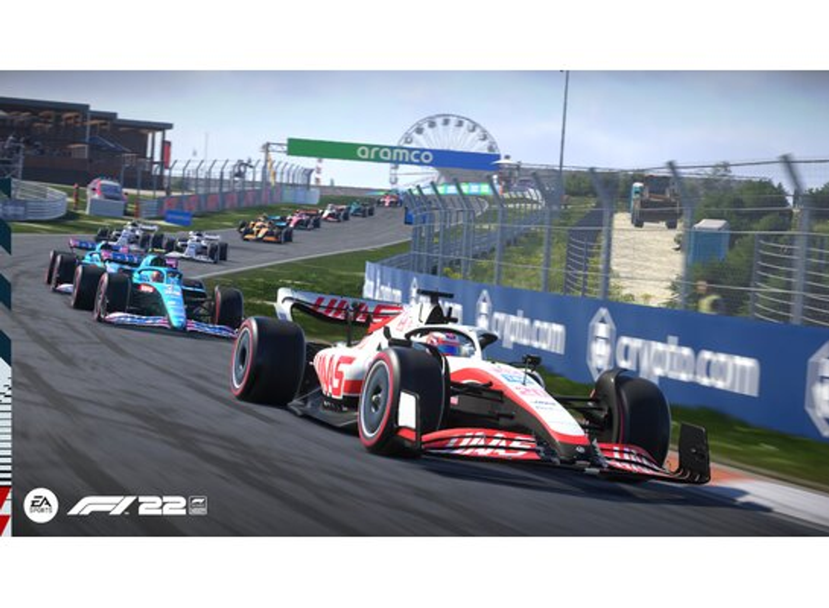 Gioco F1 22. Auto da corsa su una pista. Spettatori e cartelloni pubblicitari visibili.