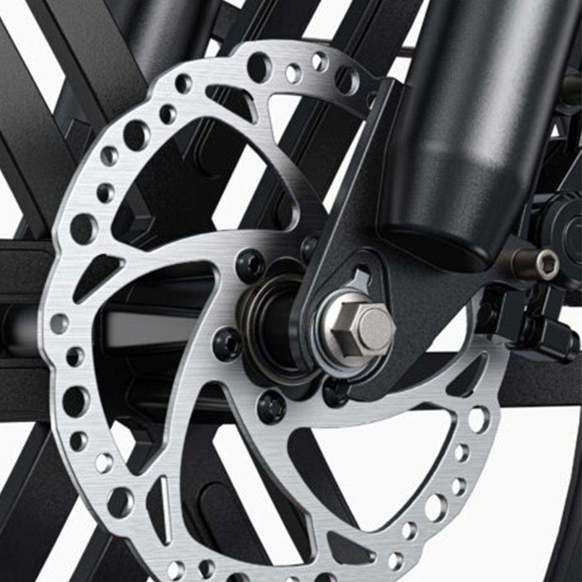 Zbliżenie przedniego koła roweru ze srebrnym hamulcem tarczowym i czarną ramą.