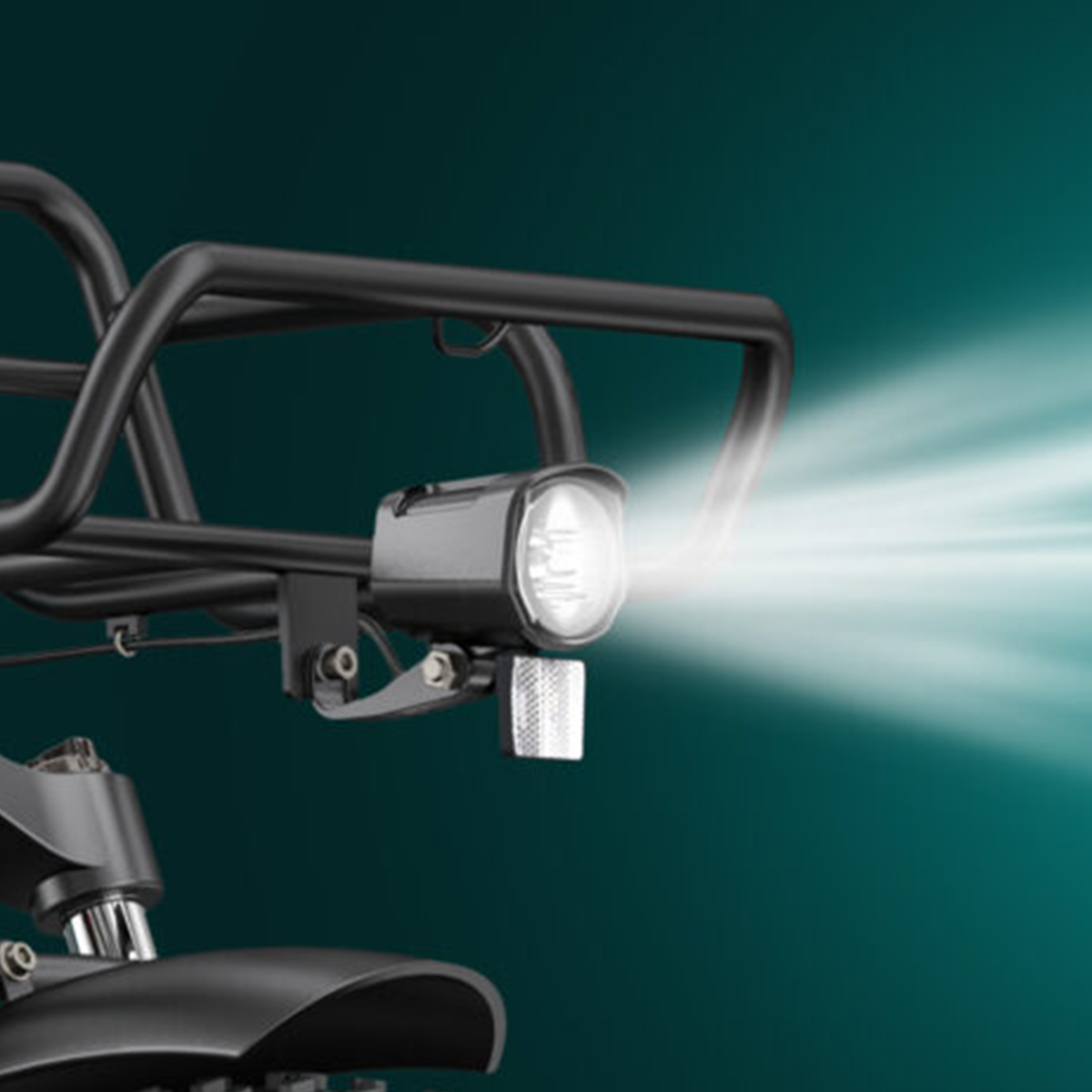 Światło rowerowe na czarnym bagażniku, z jasnym strumieniem światła świecącym do przodu. Zielone tło.