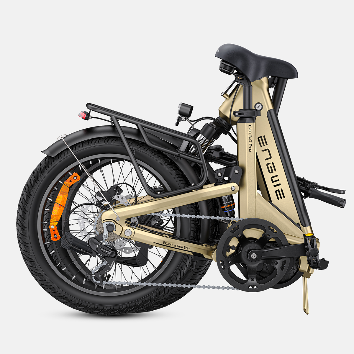 Złożony złoty e-bike, pokazujący stronę z komponentami, kołami i czarnym siedzeniem.