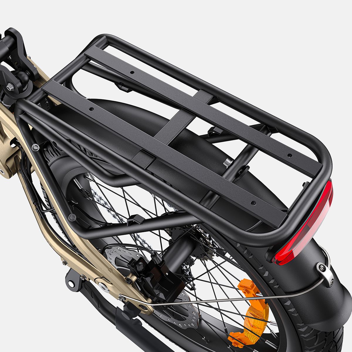 Zbliżenie na bagażnik rowerowy. Czarny, zamontowany na rowerze. Czerwone światło z tyłu.