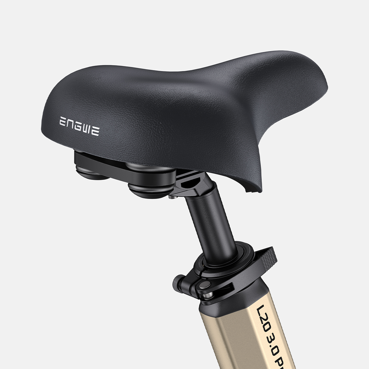 Zbliżenie na siodełko rowerowe, czarne i zakrzywione, na złotym słupku.