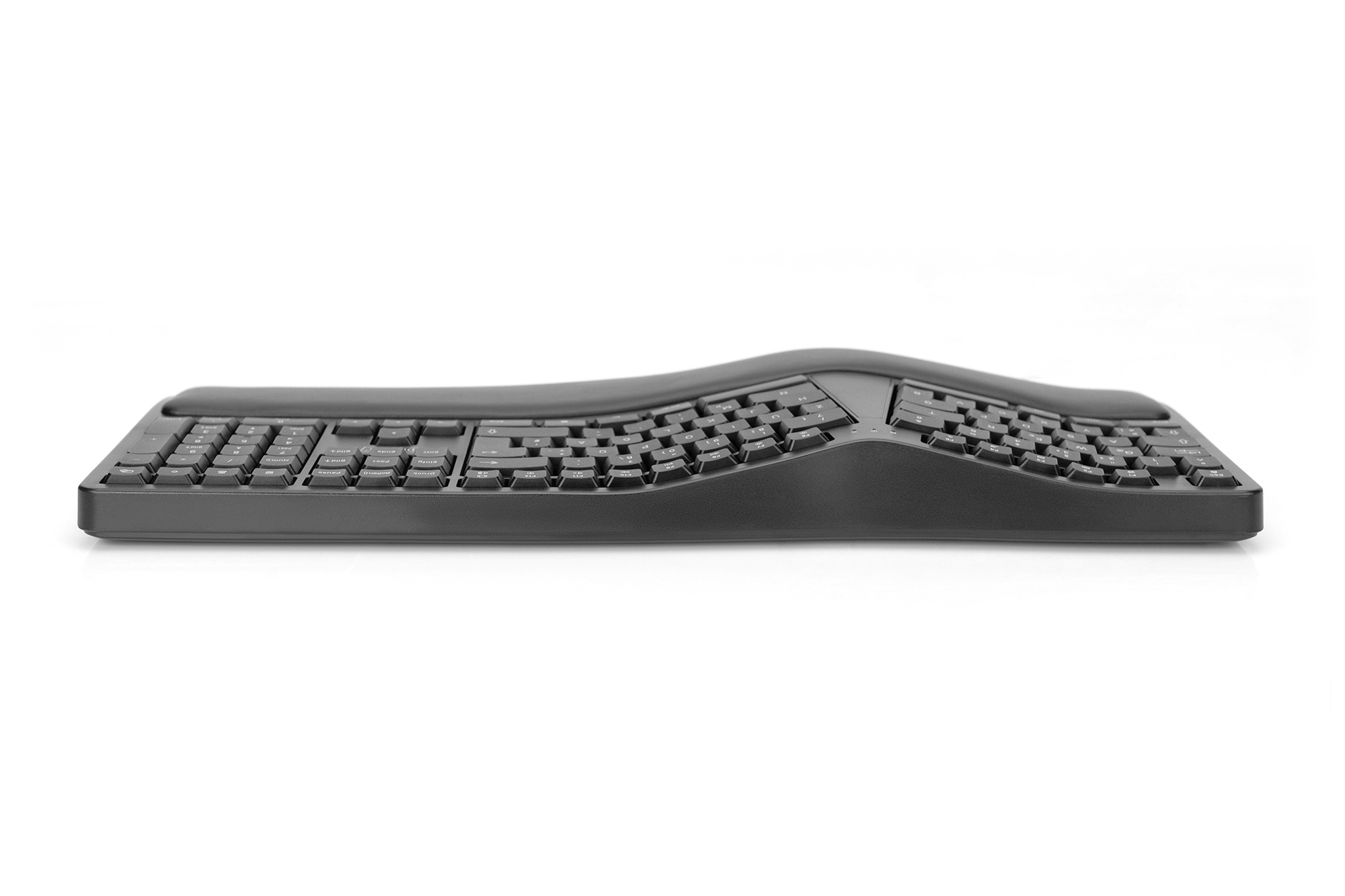 Una tastiera ergonomica nera su una superficie bianca. La tastiera è curva e divisa.