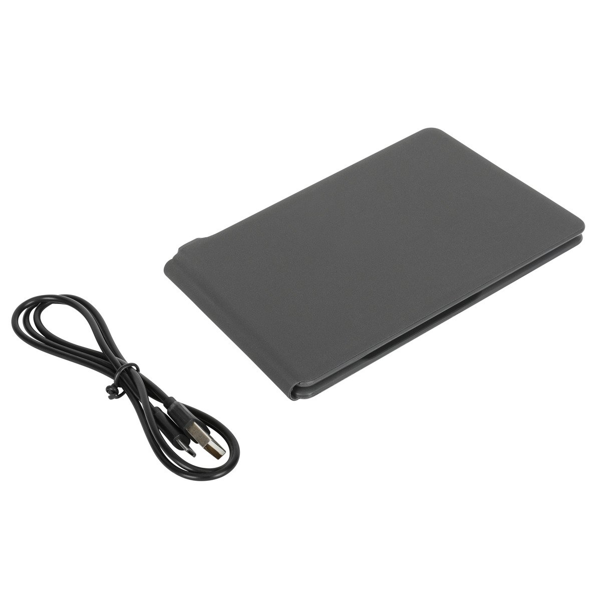 Custodia per tablet grigio scuro con un cavo di ricarica nero. La custodia è chiusa e su una superficie bianca.