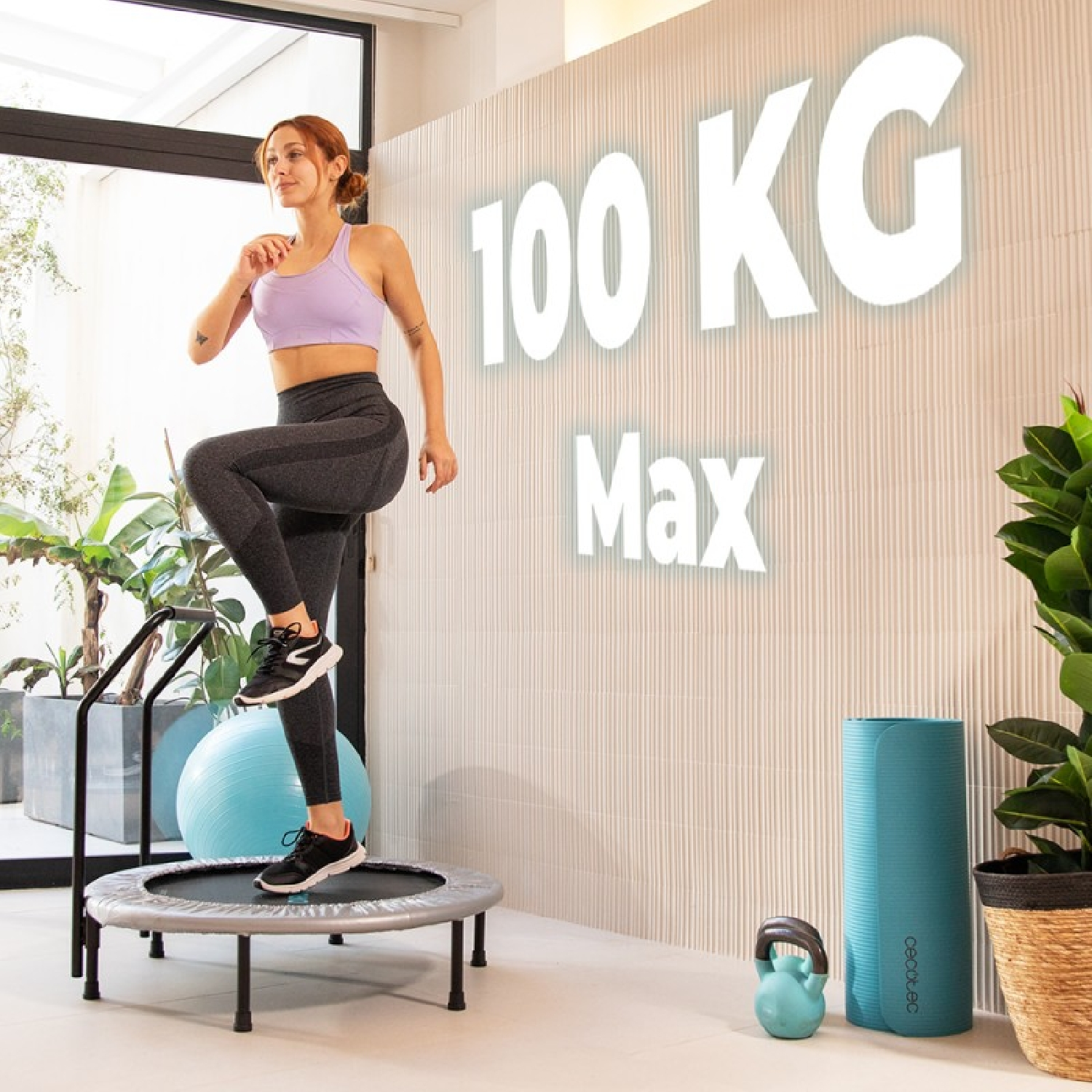 Mujer saltando en minitrampolín. Texto: 100 KG Max, peso máximo.