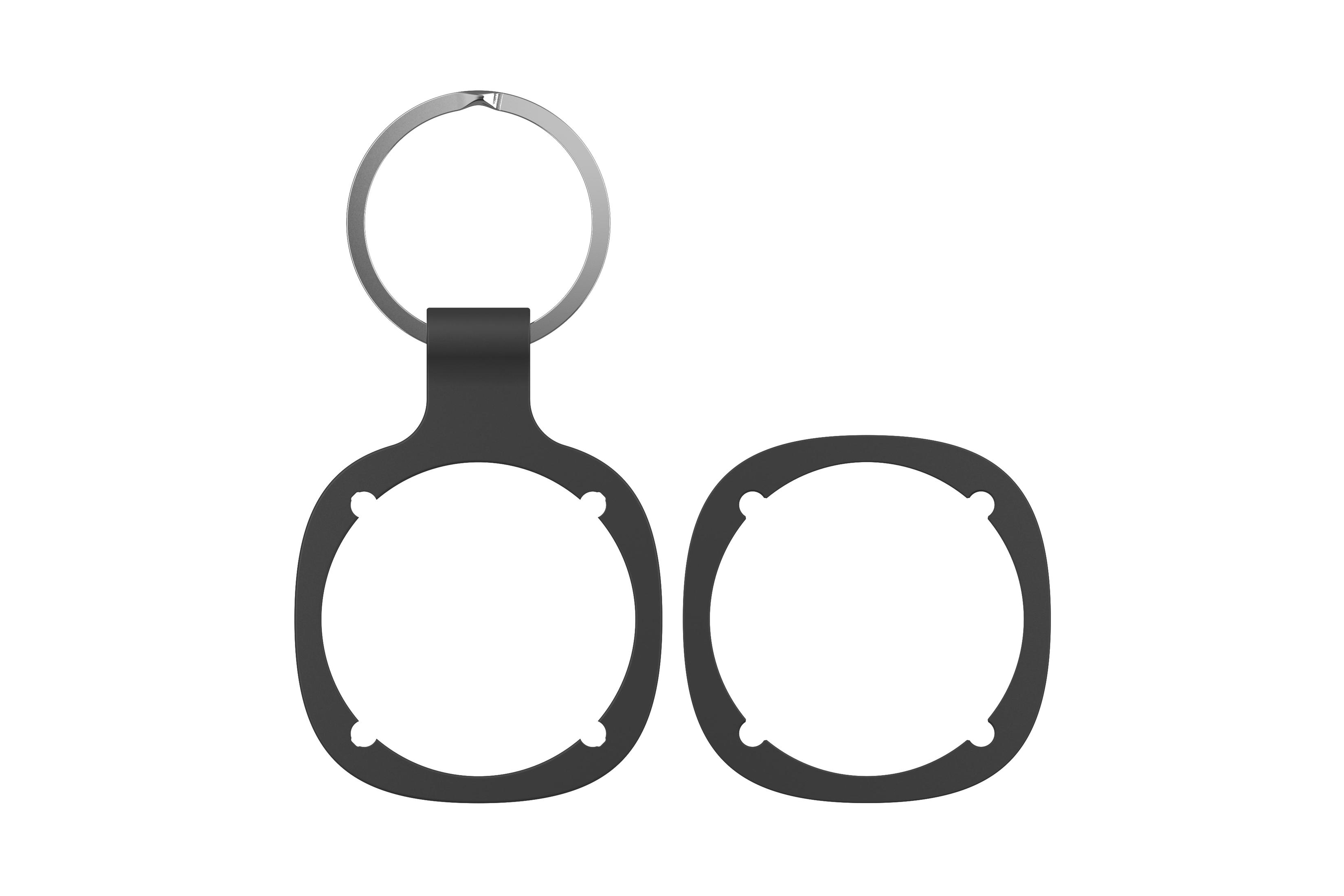 Dwa czarne mocowania trackera, jedno z breloczkiem, a drugie bez, oba pokazują okrągłą ramkę.