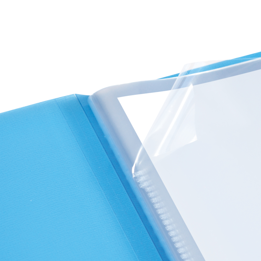 Zbliżenie niebieskiej teczki z przezroczystą plastikową wkładką, częściowo odklejoną.