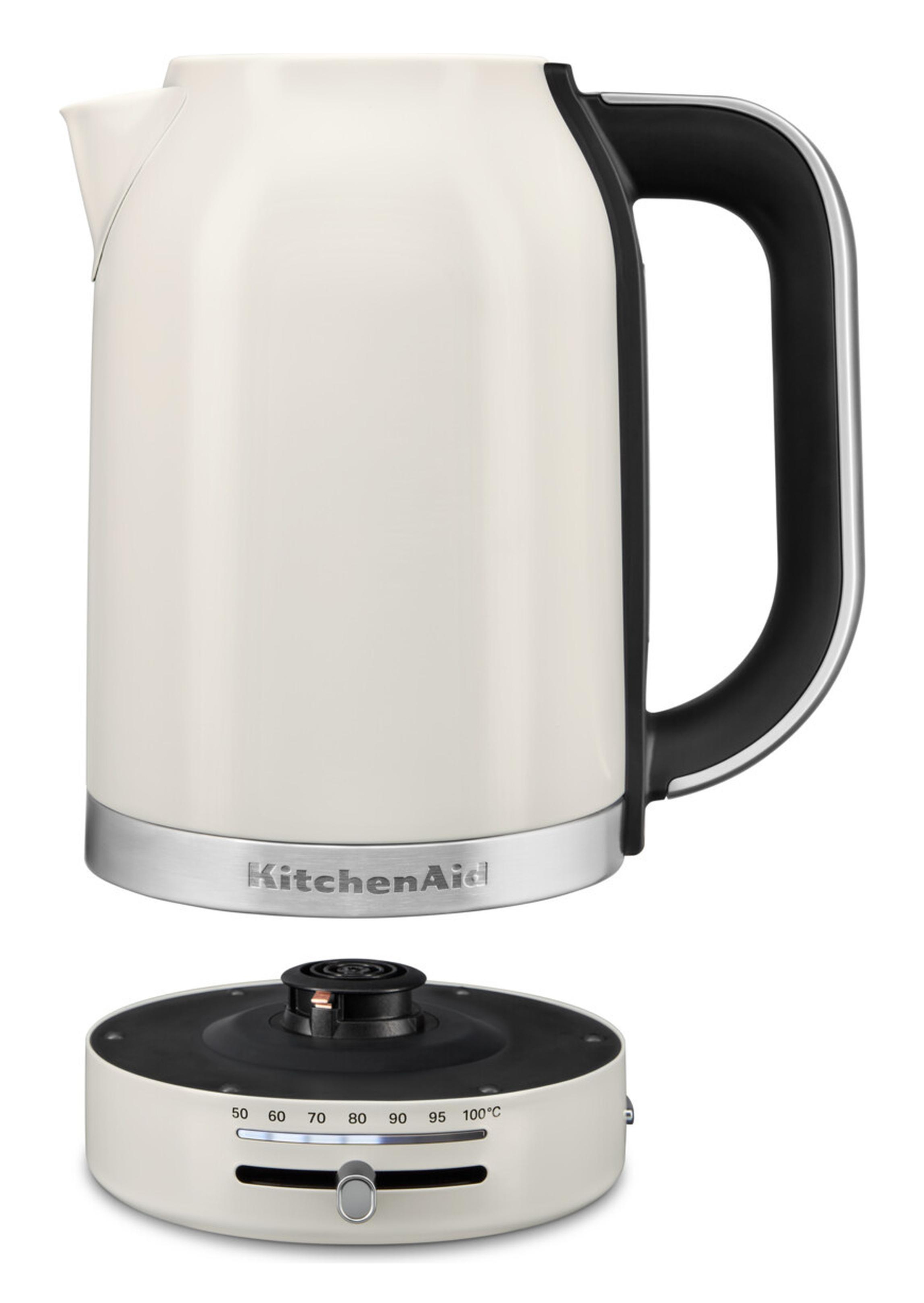 Biały i srebrny czajnik elektryczny KitchenAid z czarnym uchwytem i podstawą.