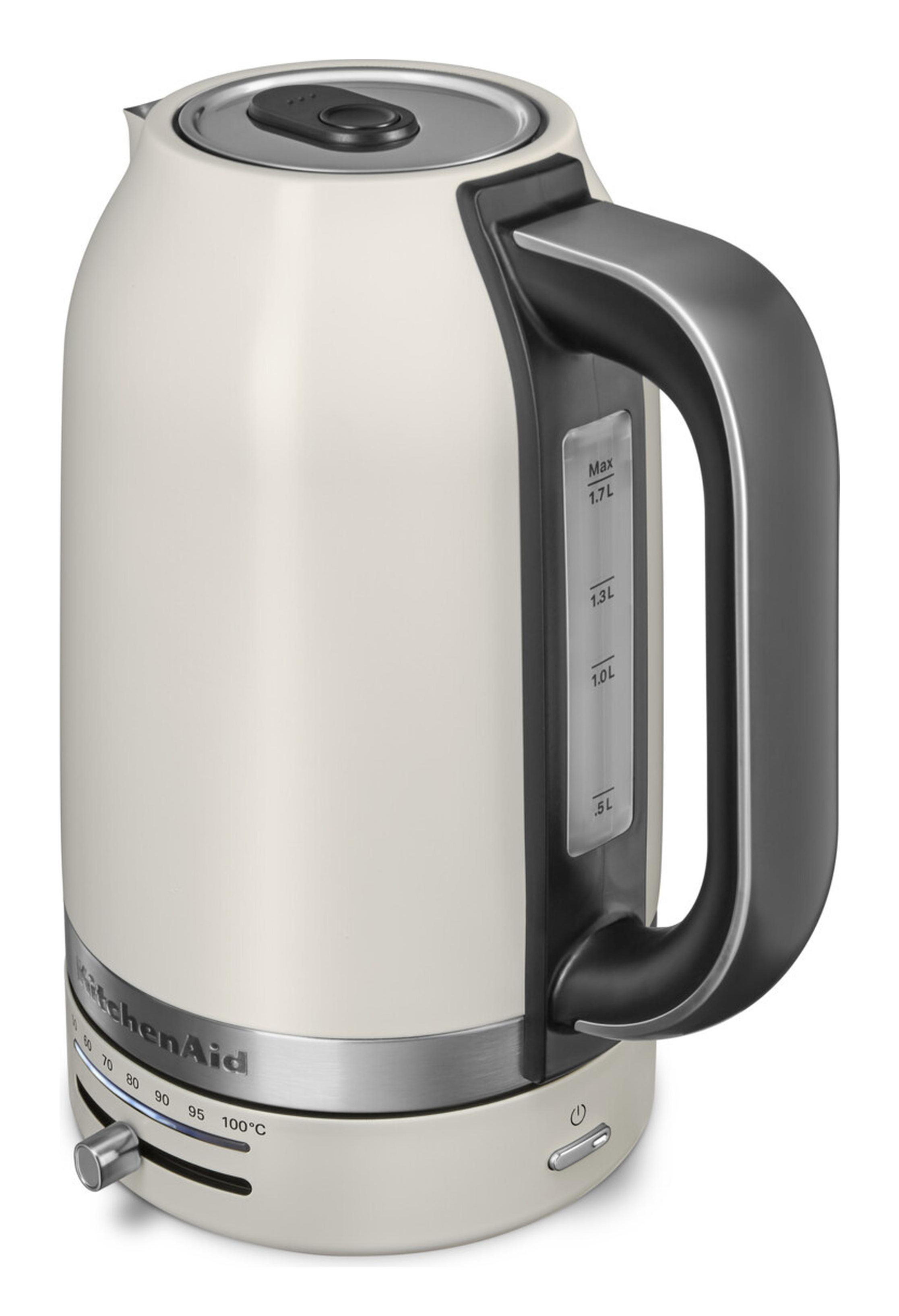 Kremowy czajnik elektryczny KitchenAid z czarnym uchwytem. Białe tło.