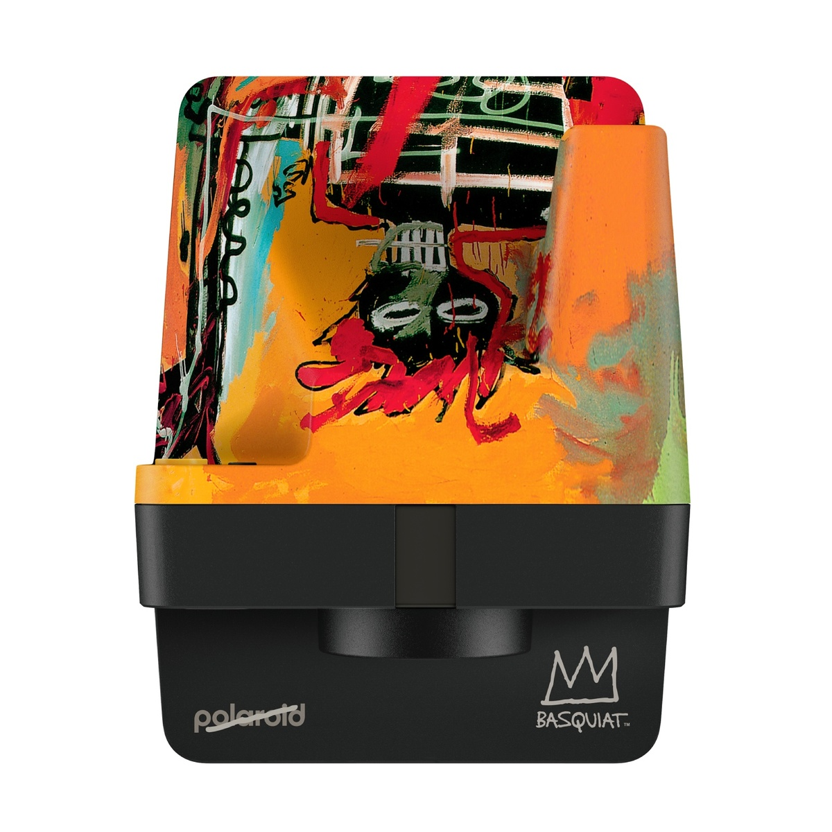 Eine Polaroid-Kamera, bemalt mit farbenfroher Basquiat-Kunst, steht auf weißem Grund.