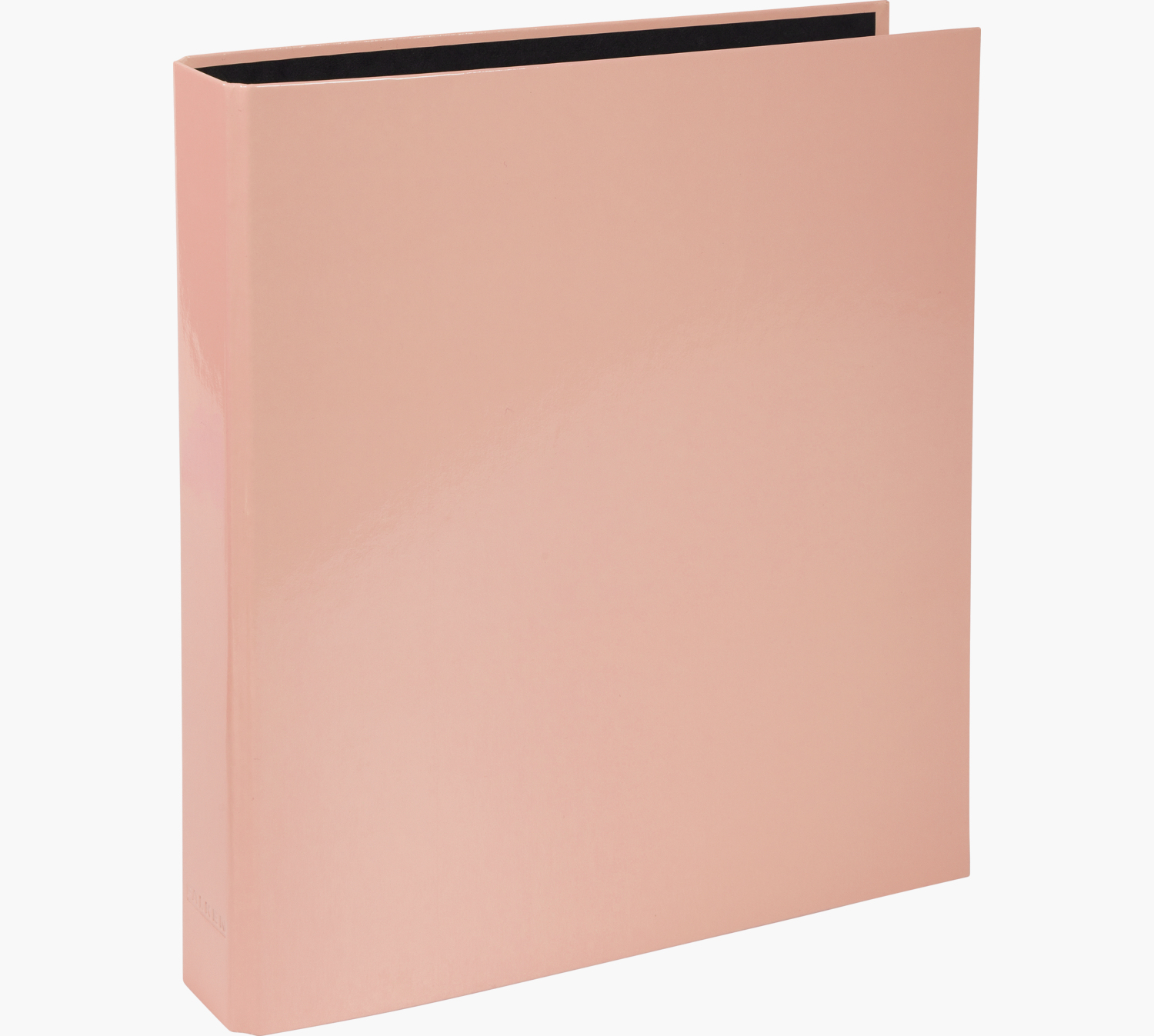 Różowy segregator, zamknięty, na białym tle.