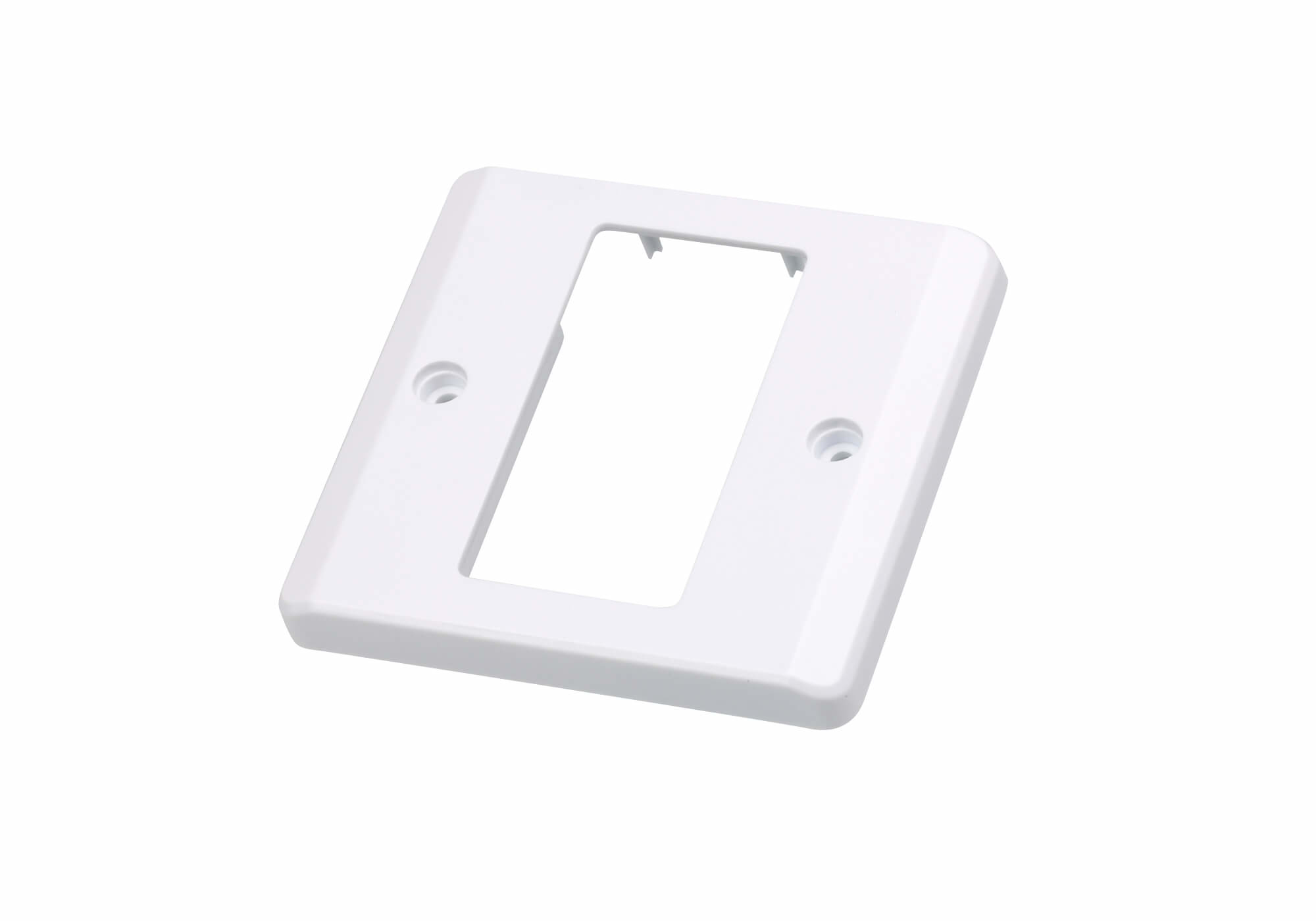 Biała plastikowa płyta ścienna z prostokątnym otworem i dwoma otworami na śruby.