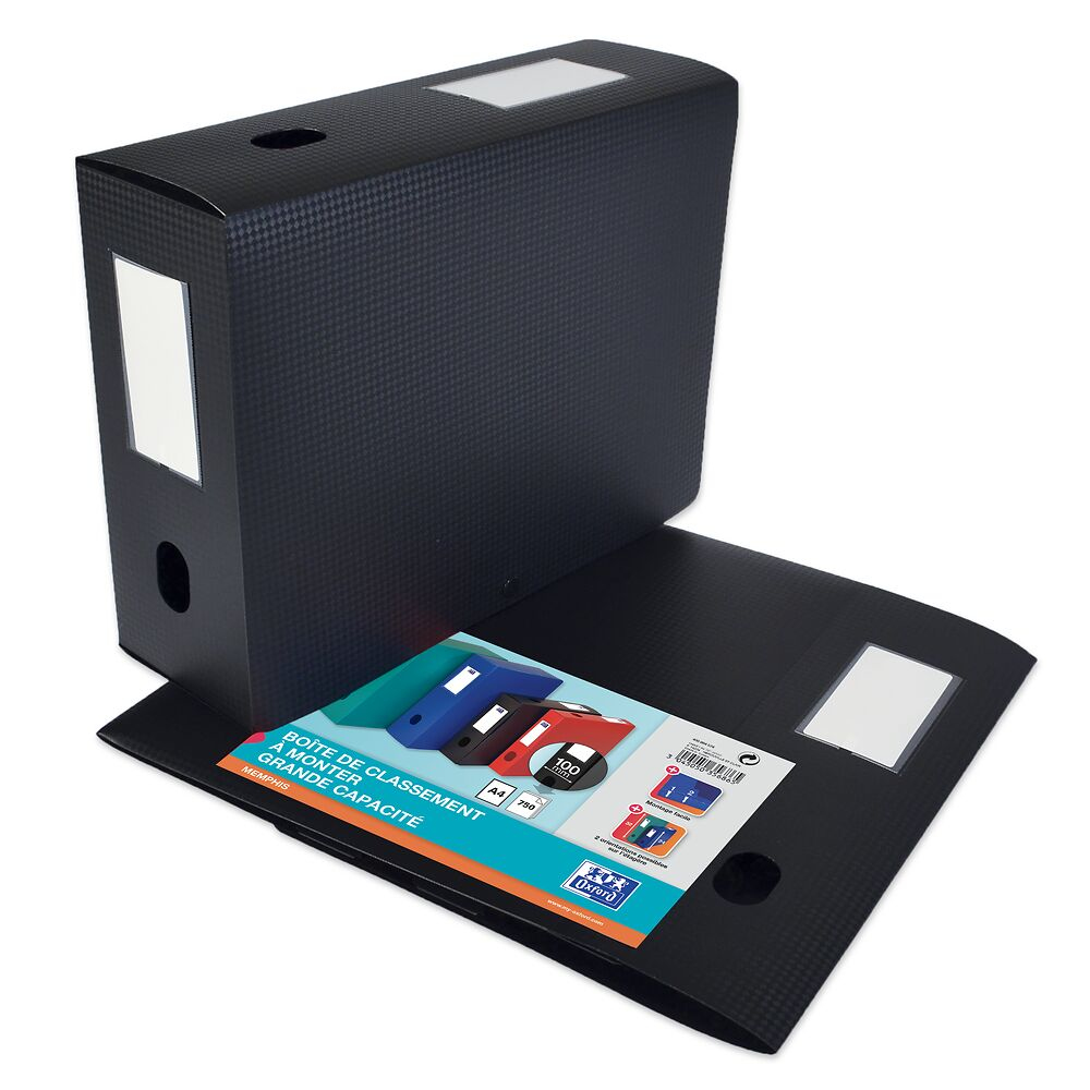 Czarne pudełka do przechowywania, jedno w pozycji pionowej, drugie otwarte, z etykietą. Białe tło.