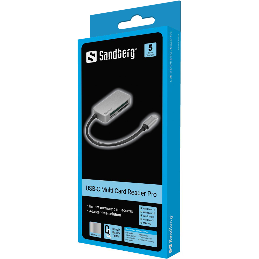 Niebieskie i białe pudełko z czytnikiem kart USB-C pro. Białe tło.