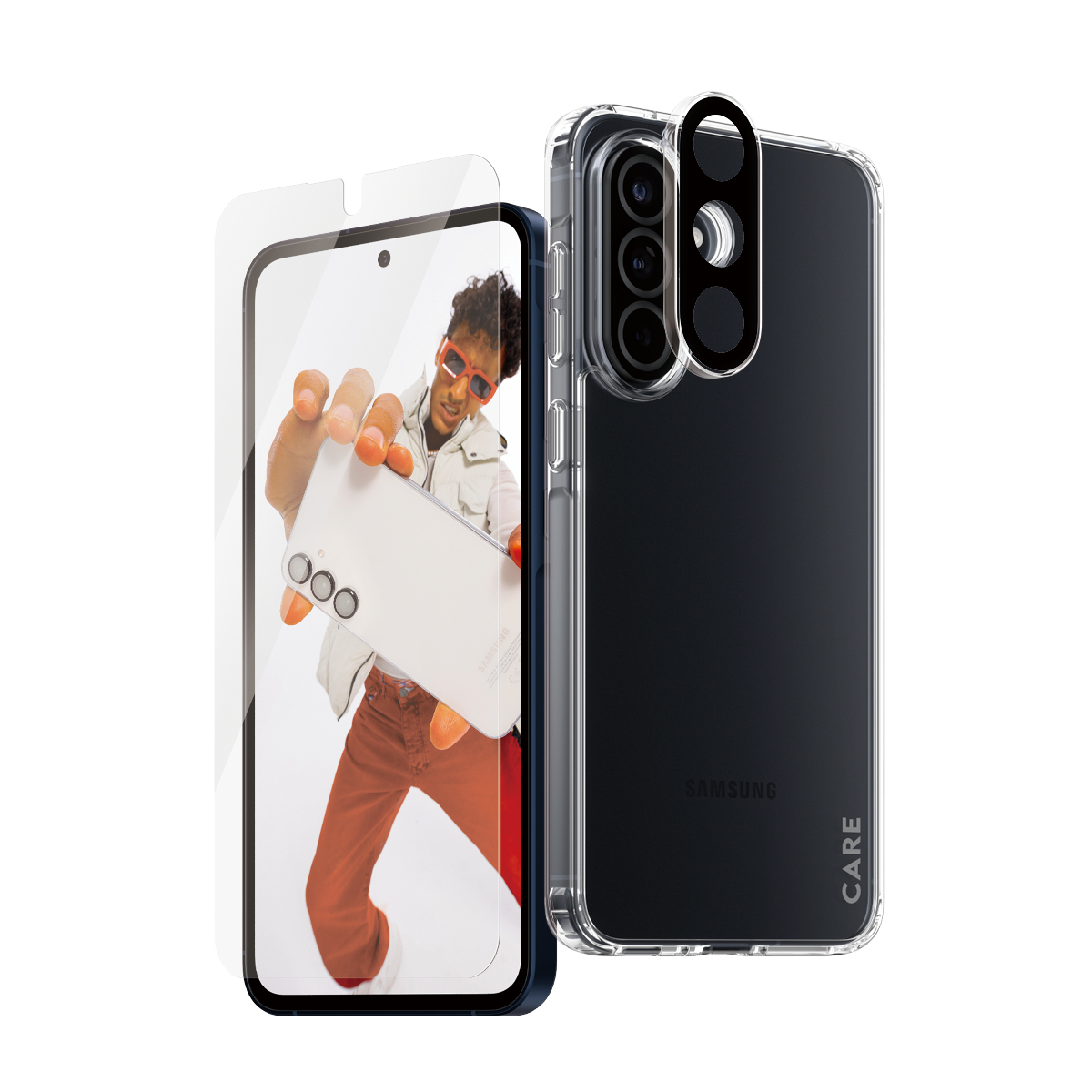 Telefono con protezione schermo e custodia tenuto da persona con occhiali.