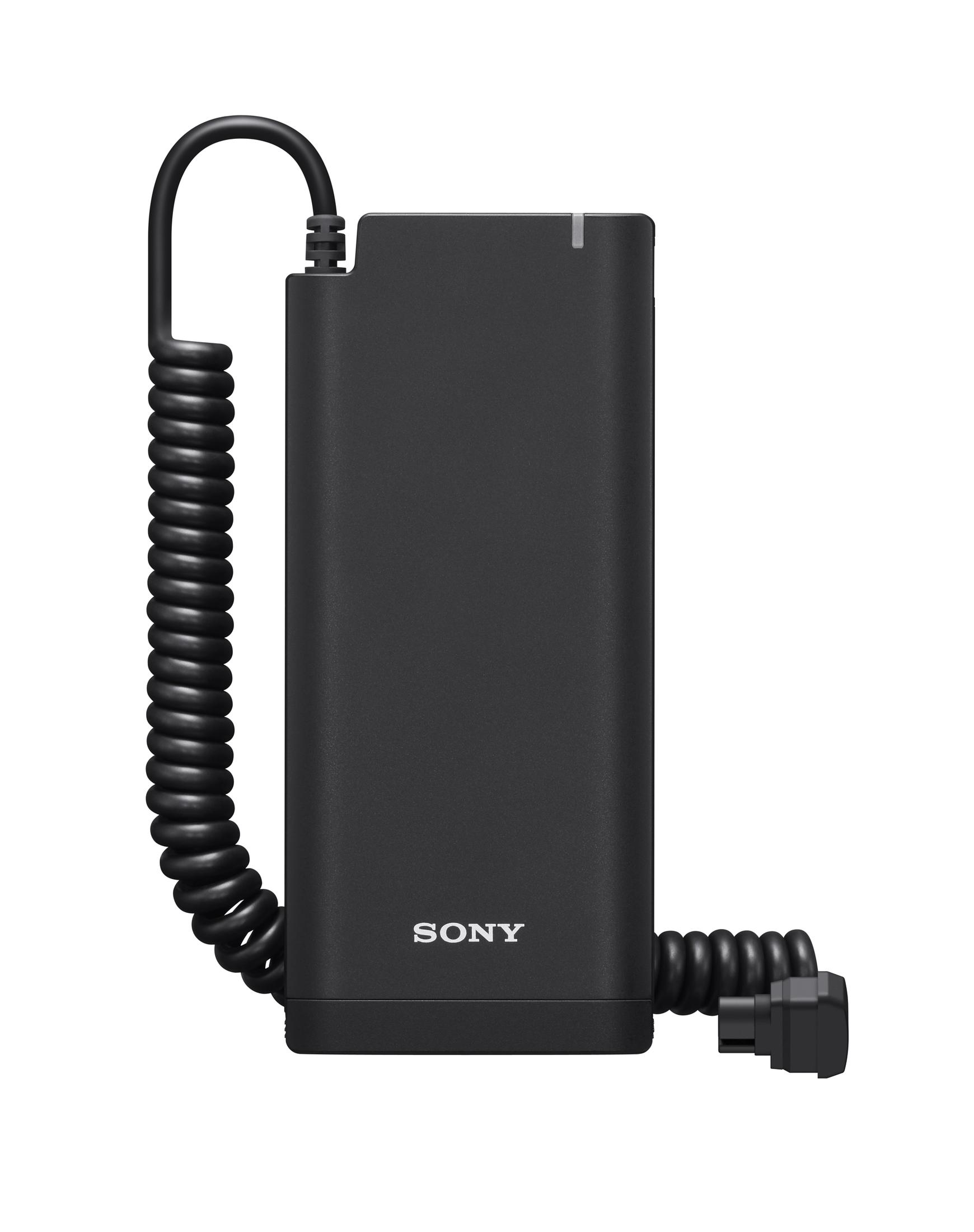 Batteria nera Sony. Cavo a spirale e connettore neri. Sfondo bianco.