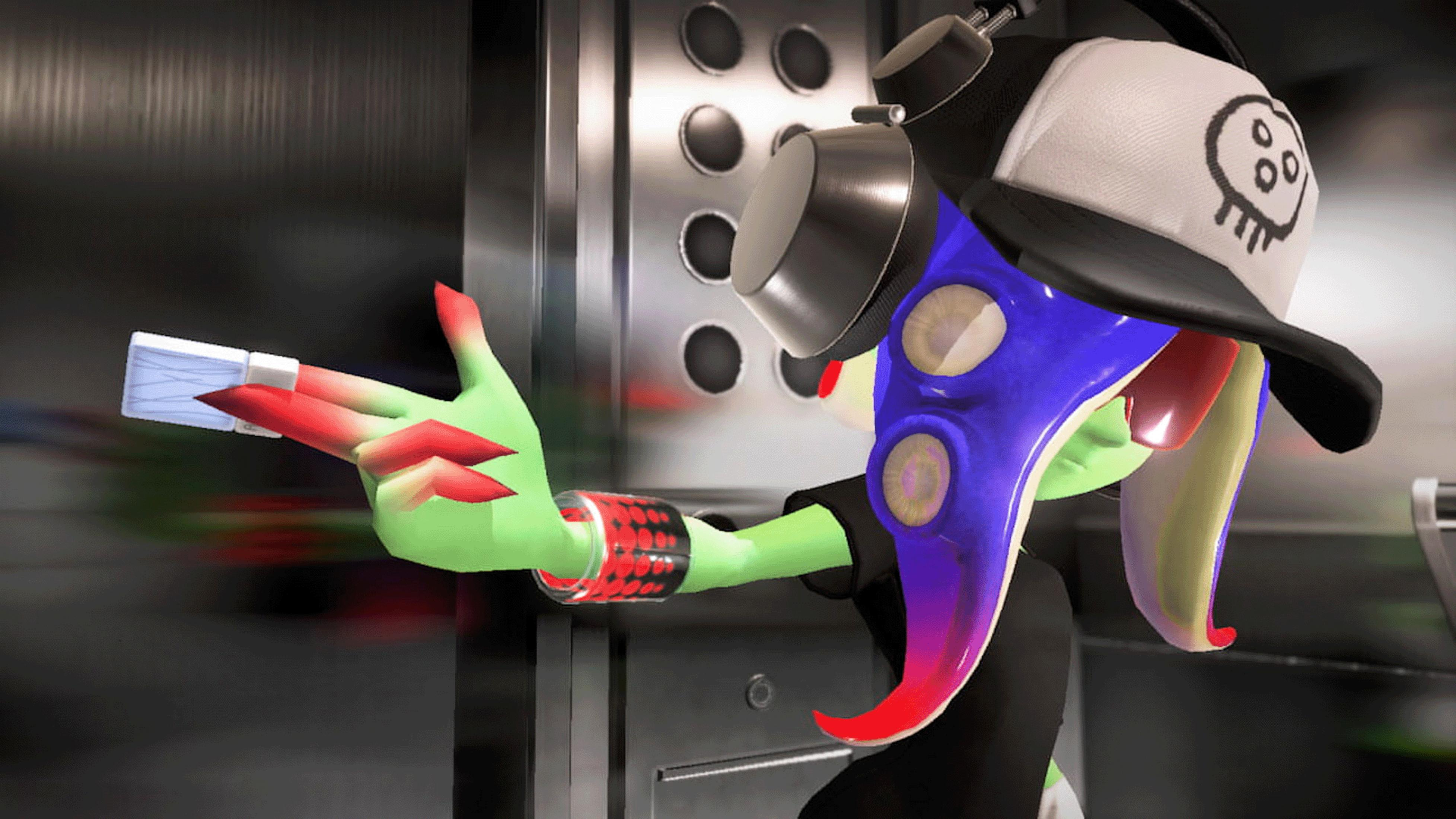 Postać Inklinga z maską, czapką i wałkiem malarskim, szybko poruszająca się w korytarzu.